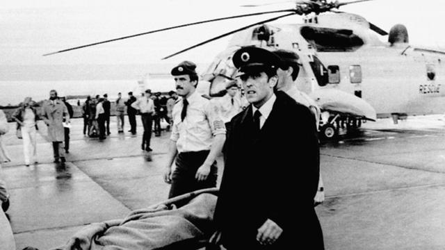 Jasad pertama dari pesawat Air India dievakuasi ke Cork Airport, Irlandia. (AP)