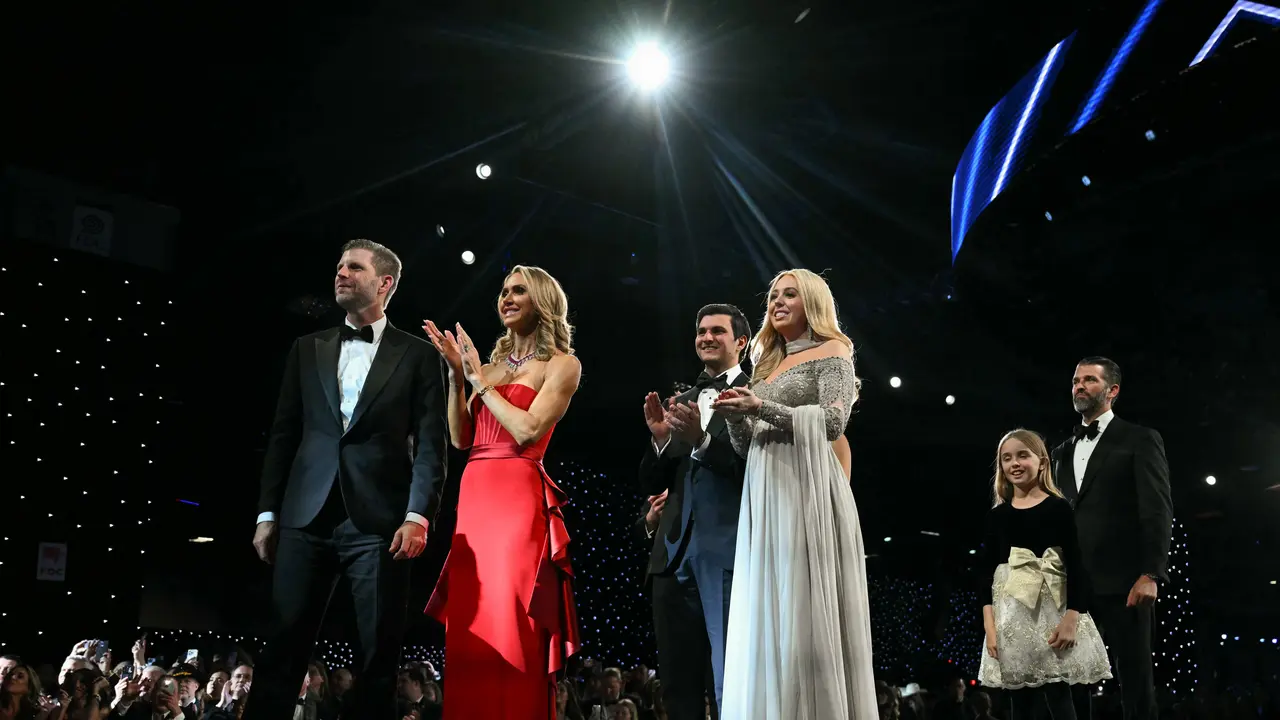Putra Presiden AS Donald Trump Eric Trump (kiri), istrinya Lara Trump, putri Presiden Trump Tiffany Trump (tengah) dan suaminya Micheal Boulos, serta putranya Donald Trump Jr. (kanan) menghadiri pesta pelantikan Liberty di Washington, DC, pada 20 Januari
