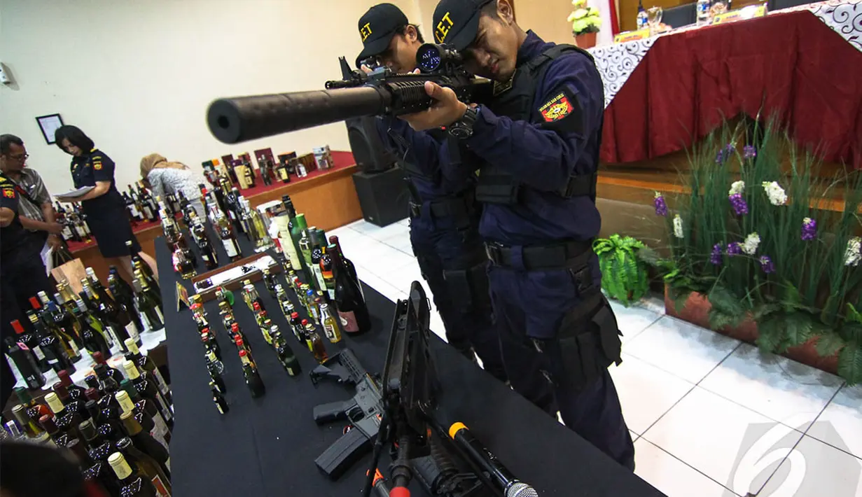 Petugas Bea dan Cukai menunjukan senjata air soft gun ketika gelar barang bukti penegahan barang impor dan ekspor di Tanjung Priok, Jakarta, Selasa (29/4/2014) (Liputan6.com/Faizal Fanani).