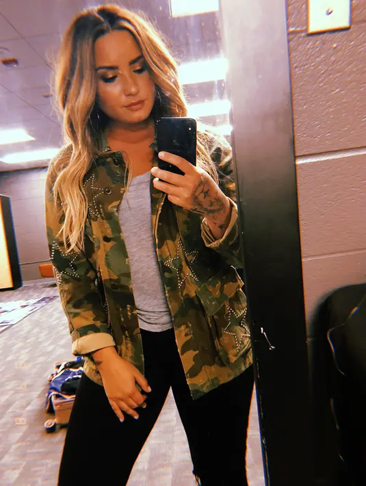 Dilansir dari HollywoodLife, pihak yang berwajib mengatakan bahwa Demi mengadakan pesta di rumahnya satu hari sebelum overdosis. (instagram/ddlovato)