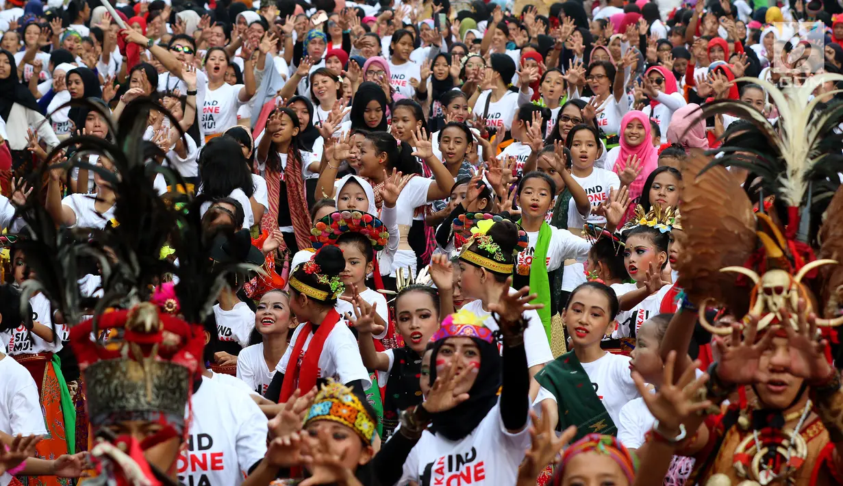 Sekitar 2000 penari membawakan tarian tradisional Indonesia saat Car Free Day di Senayan, Jakarta, Minggu (13/08). Kegiatan yang mengusung tema Kriya Nagri dalam rangka menyambut HUT Kemerdekaan RI. (Liputan6.com/Fery Pradolo)