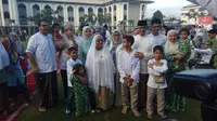 Anies Baswedan Salat Idul Fitri di Masjid Al Azhar Jakarta Selatan (Liputan6.com/Lizsa Egeham)