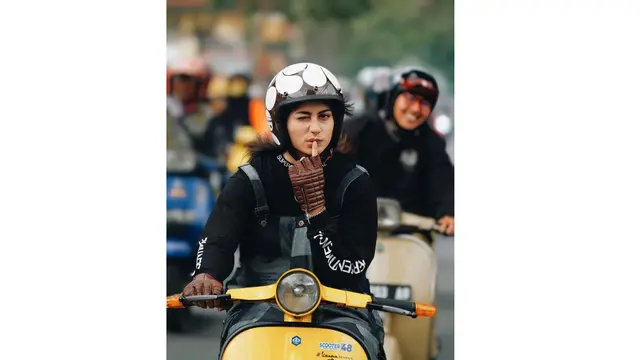 Potret Sintya Marisca Kendarai Vespa