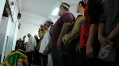 Jamaah bersiap mensalatkan Olga Syahputra, Jakarta, Sabtu (28/3/2015). Ratusan warga memadati masjid tempat jenazah Olga akan disalatkan (Liputan6.com/Faisal R Syam)