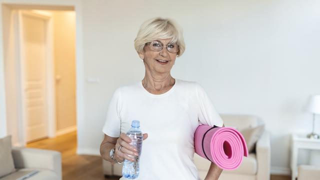 Ilustrasi lansia, yoga