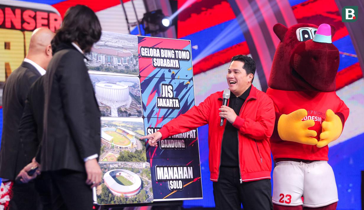 <p>Ekspresi ketua Umum PSSI, Erick Thohir saat menjadi juri permainan tebak stadion saat Konser Histeria Pesta Bola Dunia 2023 yang berlangsung di Studio 5 Emtek City, Jakarta, Selasa (10/10/2023). (Bola.com/Bagaskara Lazuardi)</p>