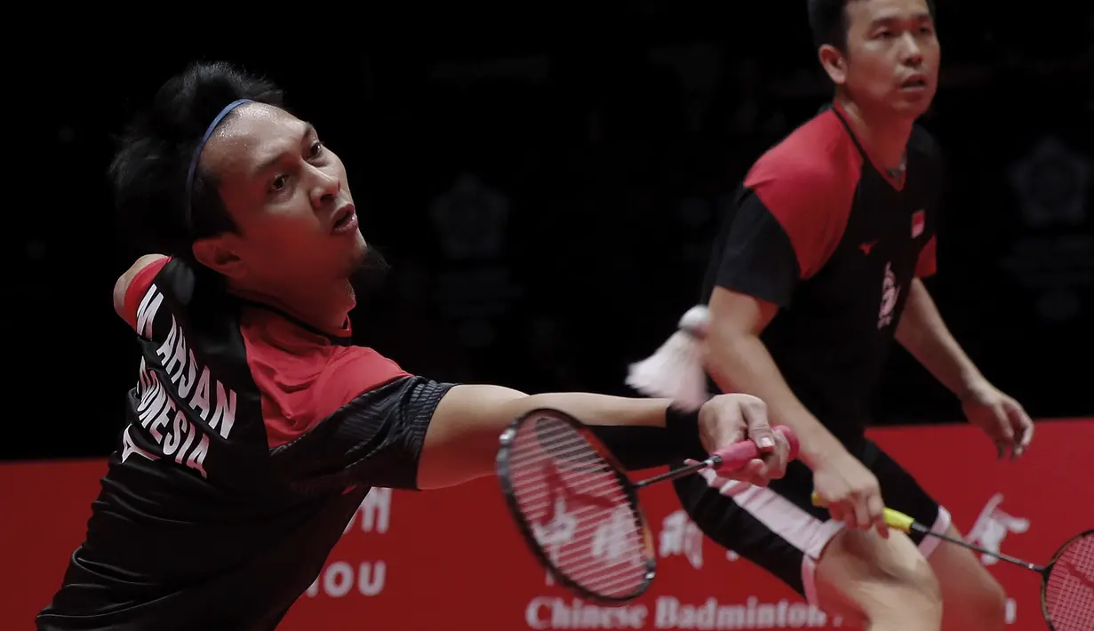 Ganda putra Indonesia, Mohammad Ahsan / Hendra Setiawan, saat melawan ganda Jepang, Hiroyuki Endo / Yuta Watanabe, pada BWF World Tour di Tianhe Sports Center, Guangzhou, Minggu (15/12/2019). Ahsan / Hendra menang 24-22 dan 21-19. (AP/Andy Wong)