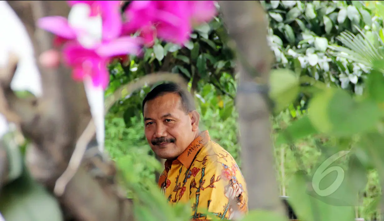 Wakapolri Badrodin Haiti beristirahat sejenak jelang kedatangan Komisi III ke rumahnya di kawasan Jagakarsa, Jakarta, Rabu (15/4/2015). (Liputan6.com/Helmi Afandi)