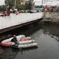 Petugas mengaku kesulitan menangkap kawanan Buaya di Kali Grogol, Jakarta Barat. (Liputan6.com/Ady Anugrahadi)