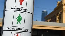 Petunjuk sinyal lalu lintas untuk pejalan kaki yang baru ditampilkan pada tiang dekat Stasiun Flinders Street pada Hari Perempuan Internasional di Melbourne, Australia, Rabu (8/3). (AFP Photo / Paul Crock)