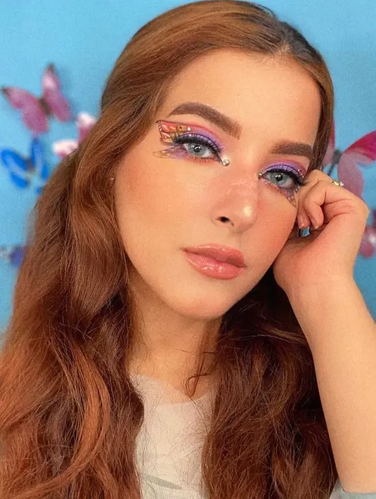 Penampilan Tasya Farasya satu ini juga mencuri perhatian. Tak hanya menggunakan warna-warna cerah saja, akan tetapi ia juga menggambar area mata berbentuk kupu-kupu cantik. (Liputan6.com/IG/@tasyafarasya)
