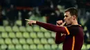 Ekspresi striker AS Roma, Edin Dzeko, setelah mencetak gol ke gawang Carpi dalam laga Serie A Italia di Stadion Alberto Braglia, Modena, (12/2/2016). (AFP/Giuseppe Cacace)