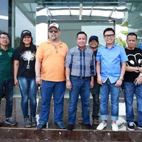 Sebagai bentuk kepedulian sesama komedian, pelawak yang tergabung dalam Persatuan Seniman Komedi Indonesia alias PaSKI menjenguk Mandra bertepatan dengan perayaan Maulid Nabi Muhammad SAW yang jatuh pada Kamis (24/12). (Deki Prayoga/Bintang.com)