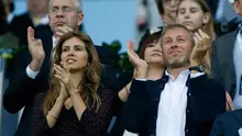 Roman Abramovich dan Dasha Zhukova bertepuk tangan saat final Liga Champions antara Bayern Munich dan Chelsea, Jerman pada 19 Mei 2012. Abramovich dan Zhukova mengumumkan perceraiannya setelah 10 tahun menikah. (AP Photo/Matt Dunham)
