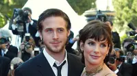 6 Artis Hollywood Ini Pernah Terlibat Cinta Lokasi dengan Lawan Mainnya
