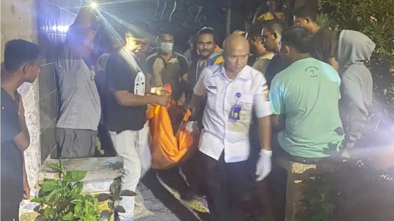 Jenazah Yasinta Imelda Ty Seran (75) saat dievakuasi polisi (Liputan6.com/Ola Keda)
