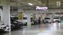 Mobil mencari tempat parkir di pusat perbelanjaan Jakarta, Jumat (11/8). Untuk mengerem pemakaian kendaraan pribadi, Pemprov DKI berencana menaikkan tarif parkir mobil hingga Rp50 ribu untuk sekali parkir pada tahun ini. (Liputan6.com/Immanuel Antonius)