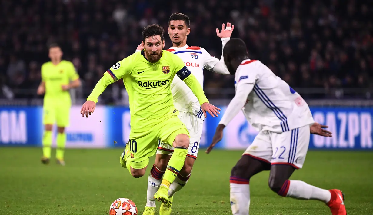 Aksi Lionel Messi mencoba melewat dua pemain Lyon pada leg 1, babak 16 besar Liga Champions yang berlangsung di stadion Parc Olympique Lyonnais, Lyon, Rabu (20/2). Barcelona bermain imbang 0-0 kontra Lyon. (AFP/Franck Fife)
