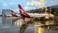 Sejumlah pesawat Qantas terparkir di Bandara Sydney saat peringatan cuaca buruk berlangsung pada 1 Juli 2025. (dok. DAVID GRAY / AFP)