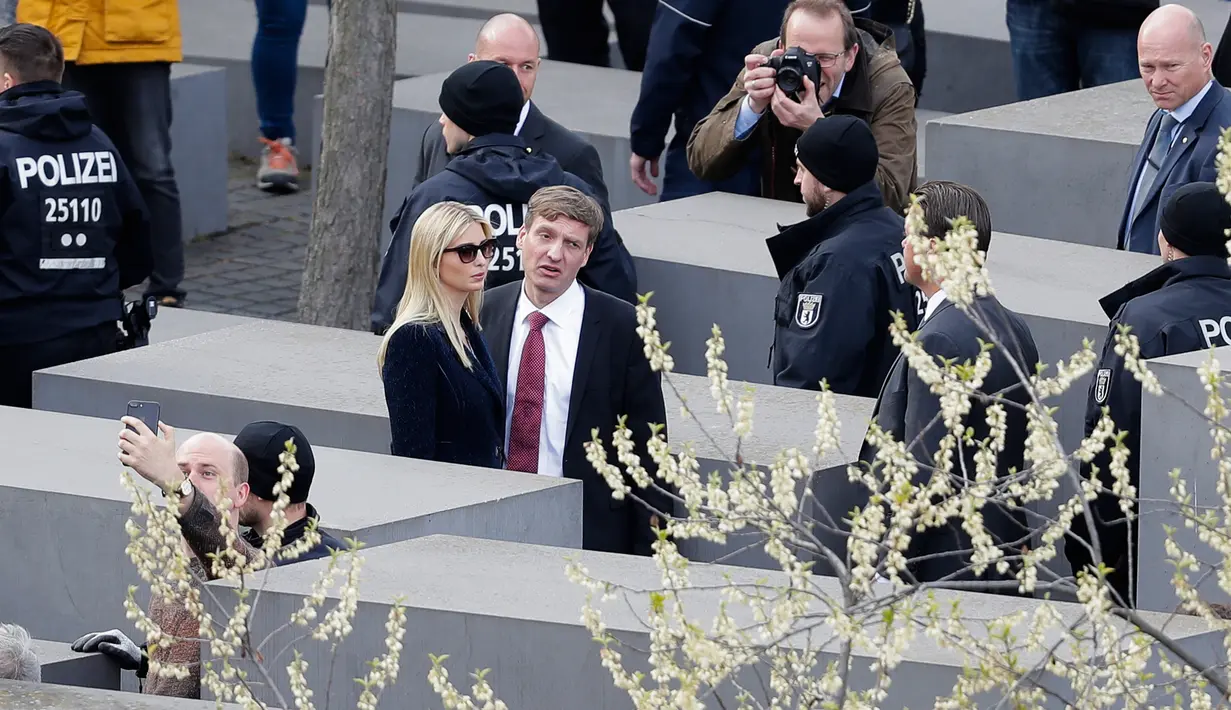 Putri dan penasihat Presiden AS Donald Trump, Ivanka Trump saat mengunjungi Memorial to the Murdered Jews of Europe di Berlin, Jerman (25/4). (AP/Micheal Sohn/Pool)