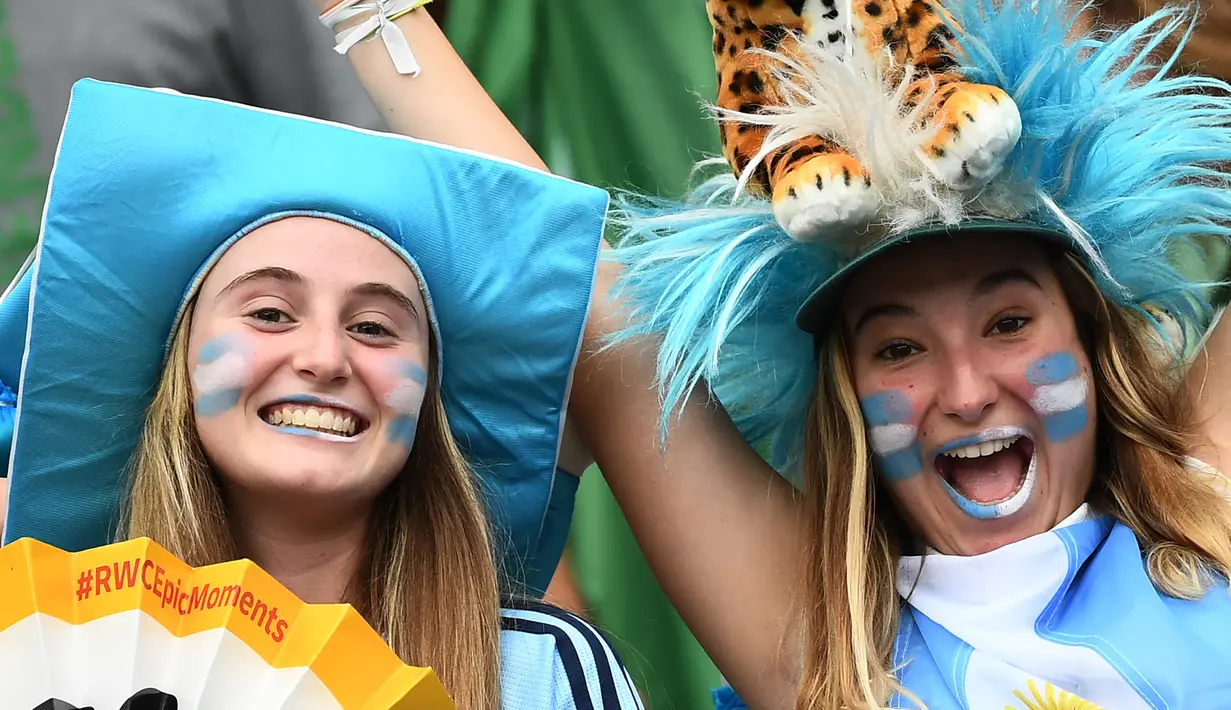 Suporter Argentina berpose sebelum pertandingan antara Argentina dengan Prancis pada Rugby World Cup 2019 di Stadion Tokyo, Jepang, 21 September 2019. Rugby World Cup 2019 berlangsung pada 20 September  hingga 2 November. (FRANCK FIFE/AFP)