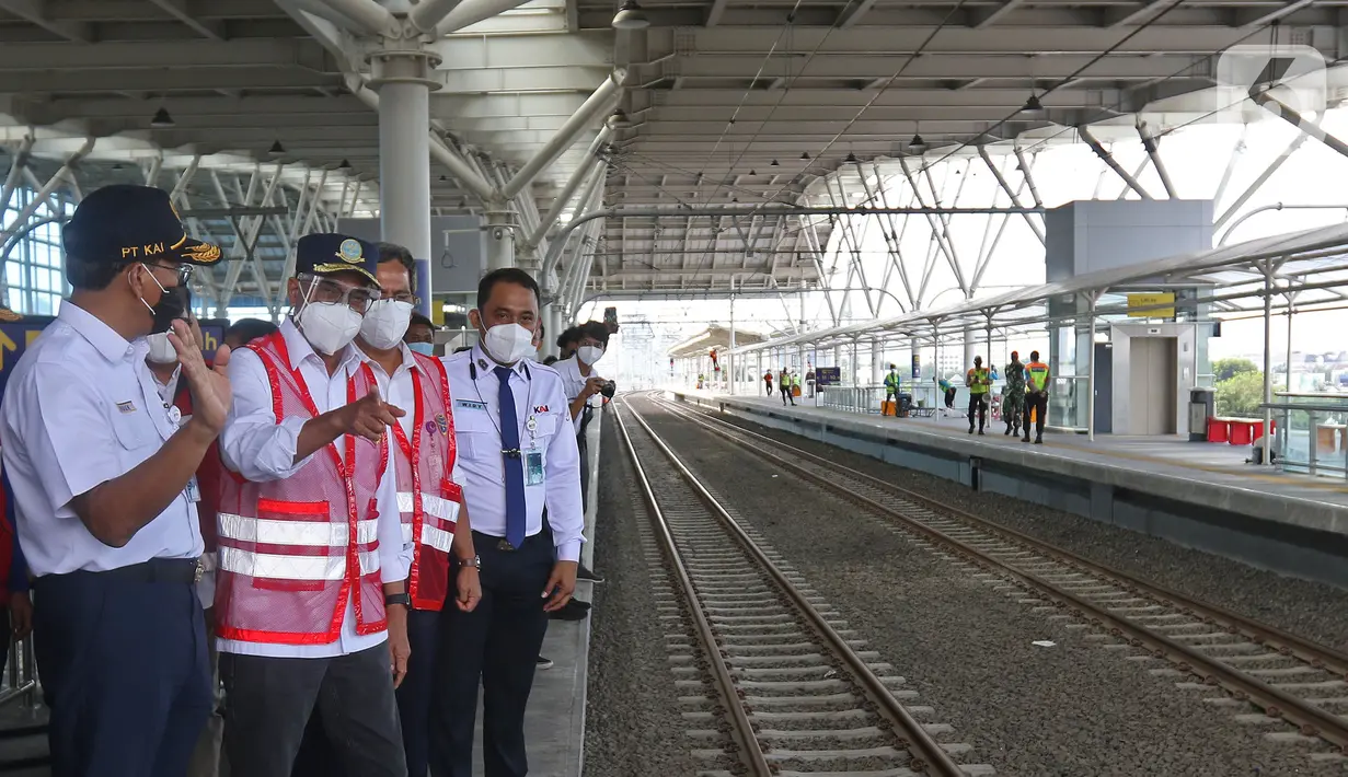 Menteri Perhubungan Budi Karya Sumadi meninjau peron dan jalur baru Stasiun Manggarai di Jakarta, Minggu (26/9/2021). Jalur layang (elevated track) KRL Bogor Line di Stasiun Manggarai yang terdiri dari empat peron bagi penumpang kereta relasi tujuan Jakarta-Bogor. (Liputan6.com/Herman Zakharia)