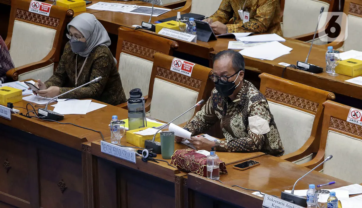Menteri Perindustrian Agus Gumiwang Kartasasmita (kanan) menyampaikan paparannya saat rapat kerja dengan Komisi VII DPR di Kompleks Parlemen, Senayan, Jakarta, Rabu (2/2/2022). Rapat membahas program Kemenperin tahun 2022 serta evaluasi kinerja Kemenperin tahun 2021. (Liputan6.com/Angga Yuniar)