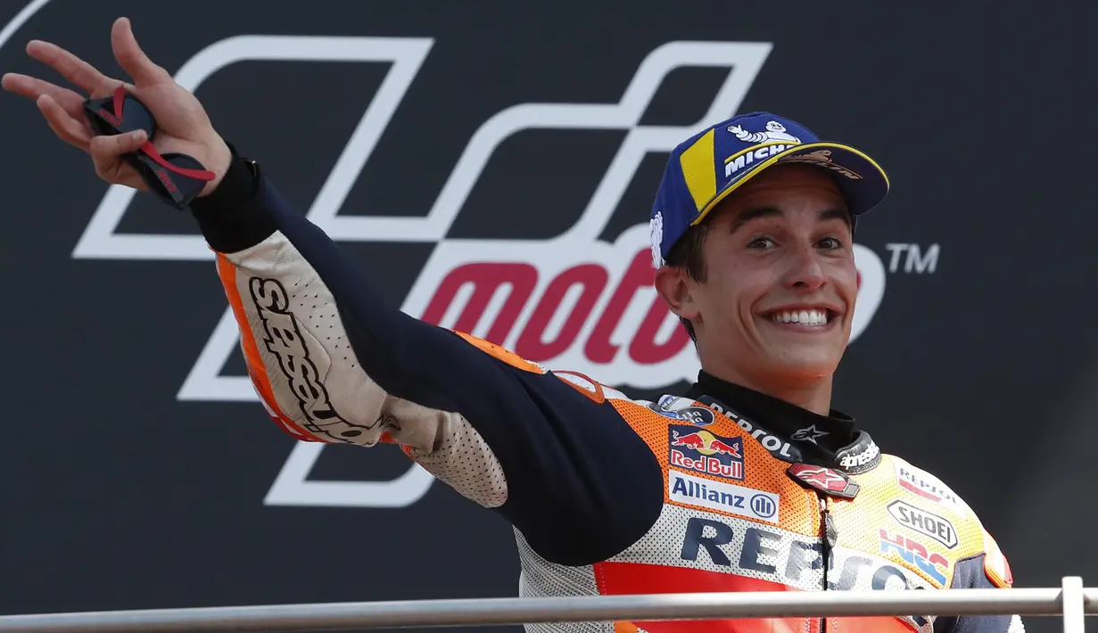 Pebalap Repsol Honda, Marc Marquez, usai beraksi di MotoGP Italia 2019 di Sirkuit Mugello, Minggu (2/6). Petrucci berhasil menuntaskan balapan 23 lap dengan catatan waktu 41 menit 33,794 detik. (AP/Antonio Calanni)