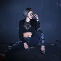 Dunia maya kembali dihebohkan dengan ulah Nikita Mirzani. Kali ini, ia menjawab terkait video yang beredar di media sosial beberapa waktu lalu. Vidio Nikita mempersilahkan dua pria memegang payudara miliknya. (Nurwahyunan/Bintang.com)