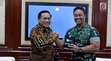 Dirut Indosiar Imam Sudjarwo berjabat tangan dengan Kepala Staf TNI Angkatan Darat (KASAD) Andika Perkasa saat silaturahmi SCM/Emtek Group di Mabes AD, Jakarta, Kamis (26/9/2019). Silaturahmi untuk memelihara dan kembali membangun kerjasama antara Emtek dan Mabes AD. (Liputan6.com/Herman Zakharia)