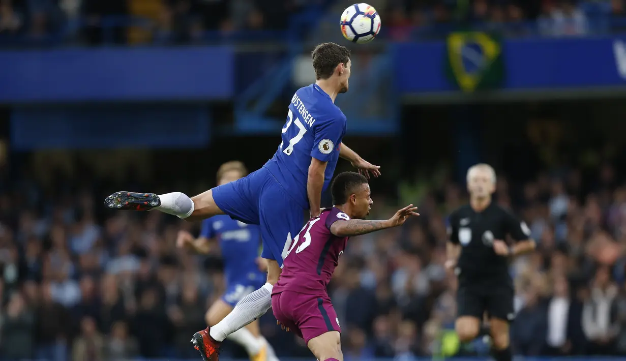 Bek Chelsea, Andreas Christensen berebut bola dengan striker Manchester City, Gabriel Jesus saat pertandingan Liga Inggris di Stamford Bridge, London (30/9). Manchester City berhasil menang 1-0 atas Chelsea. (AFP Photo/Ian Kington)