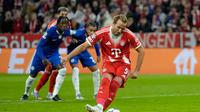 Harry Kane mencetak gol dari penalti&nbsp;dalam laga Bayern Munchen vs Chelsea di Liga Champions 2025/2026, Kamis (18/9/2025). (AP Photo/Martin Meissner)