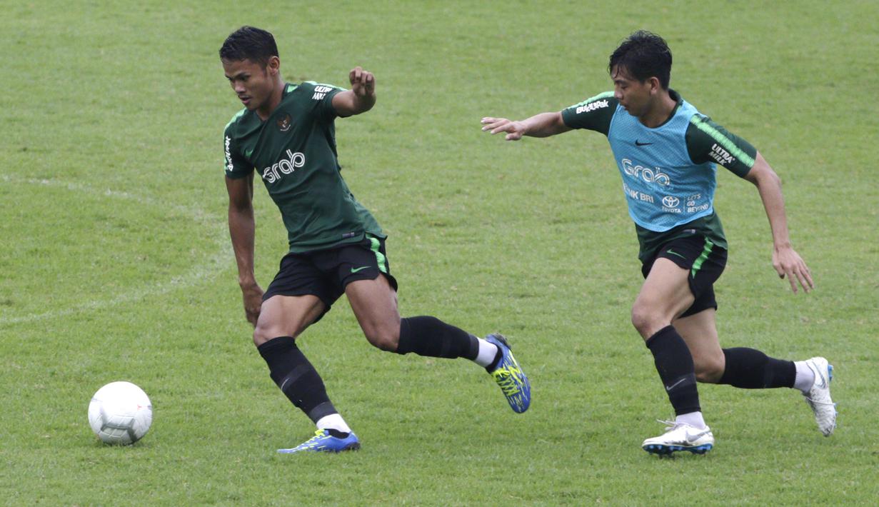 Pemain Timnas Indonesia U-22, Dimas Drajad, menggiring bola saat internal games di Stadion Madya, Jakarta, Sabtu (19/1). Latihan ini merupakan persiapan jelang Piala AFF U-22. (Bola.com/Yoppy Renato)