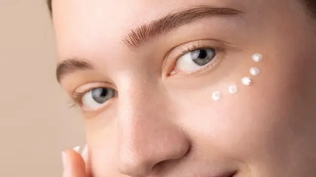 Jangan Sampai Salah! Begini Urutan Pakai Skincare Malam yang Bikin Produkmu Lebih Optimal - 6