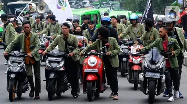 Puluhan Mahasiswa Universitas Djuanda melakukan aksi tolak kenaikan harga bahan bakar minyak (BBM) dengan mendorong motornya sekitar 3 km dari Tugu Kujang hingga pintu 3 Istana Bogor, Kota Bogor, Jawa Barat, Rabu (7/9/20222). Aksi yang dimulai sekitar pukul 14.30 WIB dari Tugu Kujang. Aksi ini merupakan simbol kekecewaan terhadap Pemerintah. (Merdeka.com/Arie Basuki)