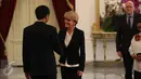 Presiden Jokowi menyambut kedatangan Menlu Australia Julie Bishop di Istana Merdeka, Jakarta, Rabu (26/10). Presiden Jokowi dan Menlu Australia akan melakukan pertemuan ‎tertutup di salah satu ruangan di istana. (Liputan6.com/Faizal Fanani)