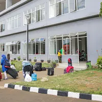 Tentara mengamankan saat warga negara Indonesia (WNI) usai menjalani isolasi di RSDC Wisma Atlet Pademangan, Jakarta, Selasa (15/6/2021). Pemerintah mewajibkan WNI yang baru tiba di Indonesia untuk melakukan isolasi selama lima hari guna menghindari penularan COVID-19. (Liputan6.com/Faizal Fanani)