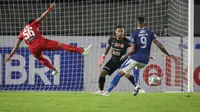 Striker Persib Bandung, Wander Luiz, saat berhadapan dengan kiper Persija Jakarta, Andritany Ardhiyasa, dalam laga pekan ke-12 BRI Liga 1 2021/2022 di Stadion Manahan, Solo, Sabtu (20/11/2021). Meski punya banyak peluang, Persib gagal mencetak gol dan kalah 0-1. (Bola.com/Bagaskara Lazuardi)