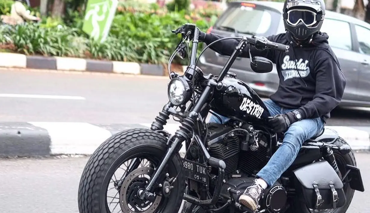 Bahkan Desta dan para komedian lainnya sampai rela memodifikasi motor dengan harga yang tak murah. Selain itu disela-sela kesibukannya, Desta dan para pecinta motor gede lainnya selalu menyempatkan touring bersama kerabatnya sesama selebriti.(Liputan6.com/IG/@desta80s)
