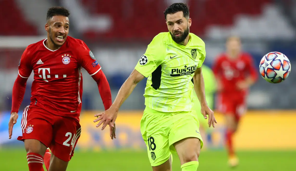 Gelandang Bayern Munchen, Corentin Tolisso dan bek Atletico Madrid, Felipe  berebut bola pada matchday pertama Grup A Liga Champions di Allianz Arena, Kamis (22/10/2020) dini hari WIB. Bayern Munchen berhasil mencukur Atletico Madrid dengan skor 4-0. (AP Photo/Matthias Schrader,Pool)