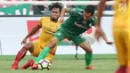 Pemain Sriwijaya FC berebut bola dengan pemain PSMS Medan saat pertandingan perebutan juara ketiga Piala Presiden di Stadion Gelora Bung Karno, Jakarta, Sabtu (17/2). Sriwijaya FC unggul 4-0 dan menempati peringkat ketiga. (Liputan6.com/Arya Manggala)