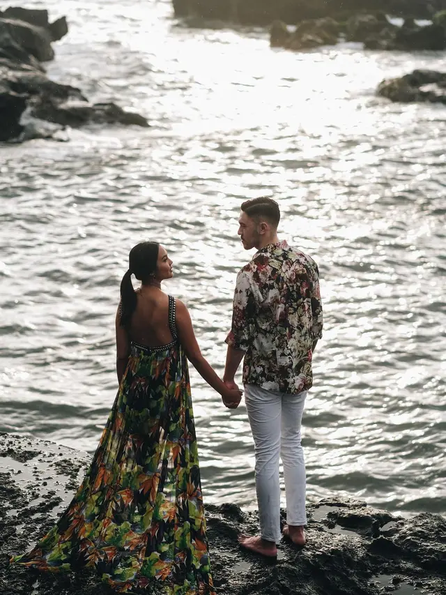 7 Prewedding Valerie Krasnadewi dan Kekasih di Pinggir Pantai Ini Curi Perhatian