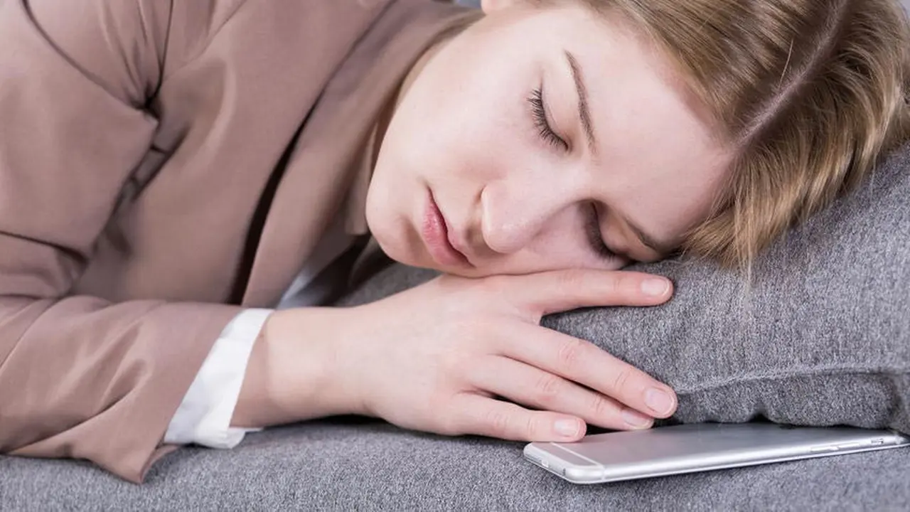 Bahaya Meletakkan HP Dekat Kepala Saat Tidur