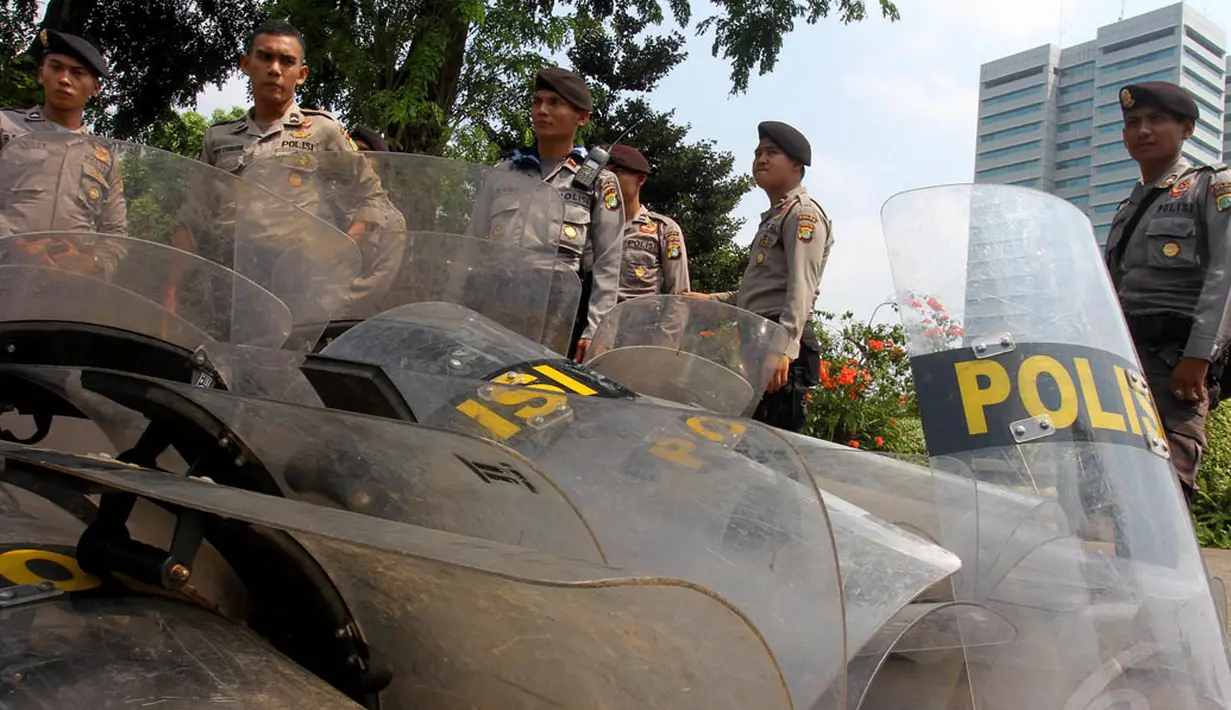 Sekitar 24 ribu aparat akan dikerahkan untuk menjaga keamanan pelantikan yang direncanakan akan dimulai besok Senin (20/10) pukul 10.00 WIB, Jakarta, (19/10/14). (Liputan6.com/Johan Tallo)