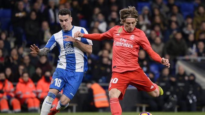 Aksi gelandang Real Madrid, Luka Modric pada laga lanjutan La Liga yang berlangsung di stadion Cornellà-El Prat, Espanyol, Senin (28/1). Real Madrid menang 4-2 atas Espanyol. (AFP/Josep Lago)