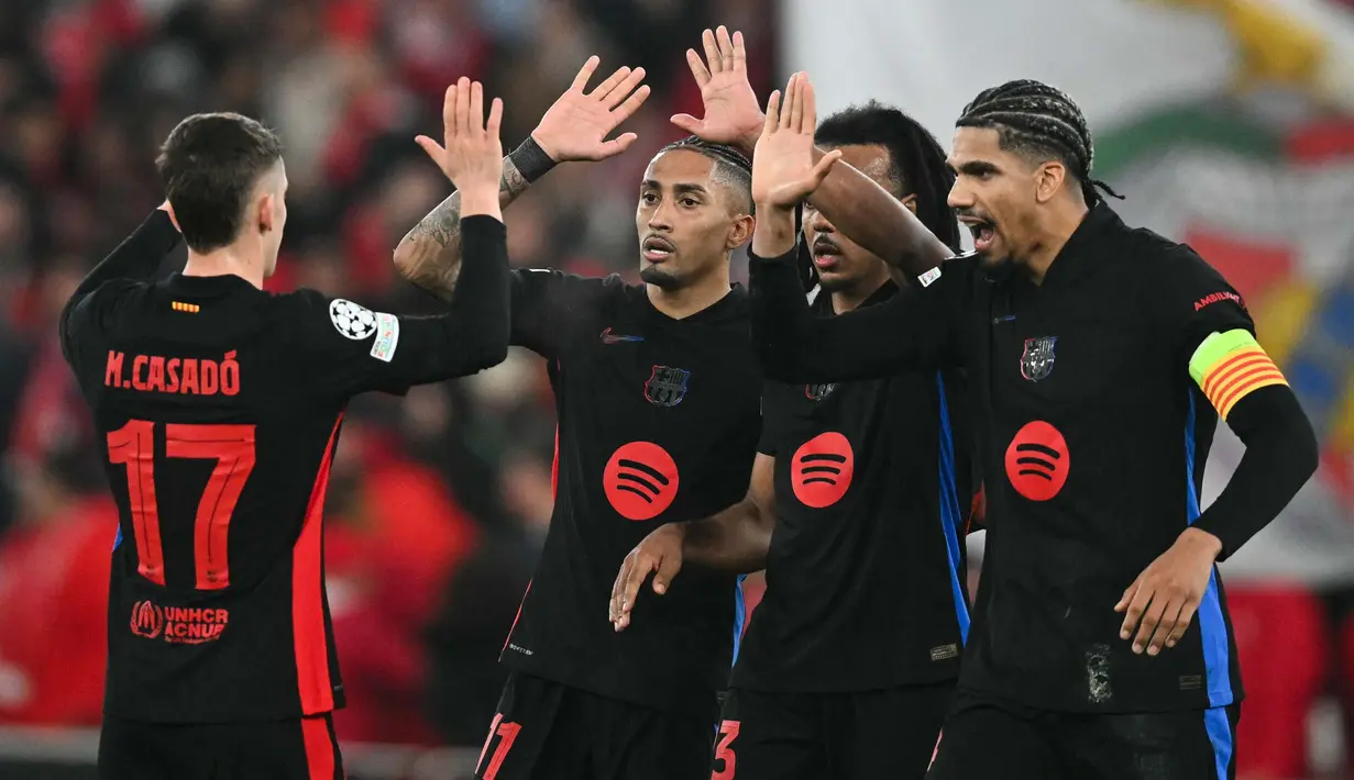 Para pemain Barcelona melakukan selebrasi setelah pertandingan leg pertama 16 besar Liga Champions 2024/2025 melawan SL Benfica yang digelar di Estadio da Luz, Kamis (6/3/2025) dini hari WIB. (Patricia DE MELO MOREIRA/AFP)