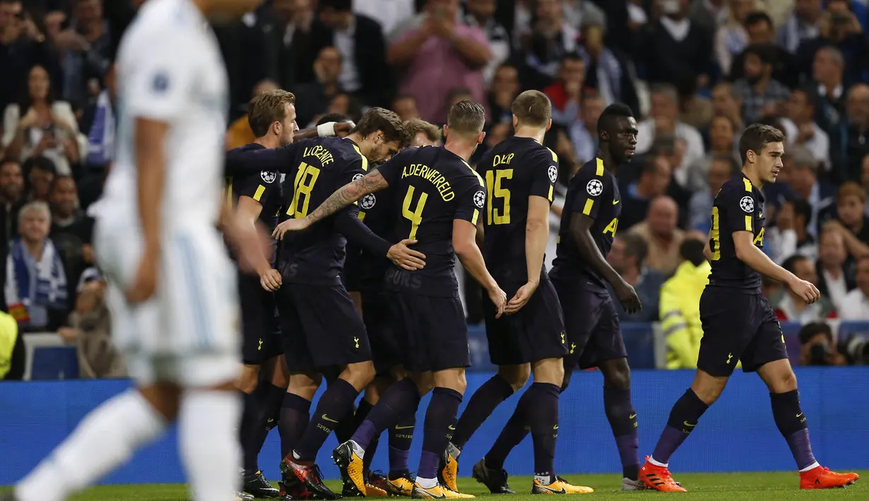 Para pemain Tottenham merayakan gol bunuh diri bek Real Madrid, Raphael Varane, pada laga Liga Champions di Stadion Santiago Bernabeu, Madrid, Selasa (17/10/2017). Kedua klub bermain imbang 1-1. (AP/Fransisco Seco)