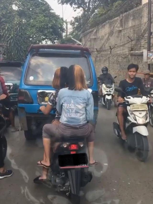 6 Drama Cewek Saat Naik Motor Ini Banyak Tingkah, Ada-Ada Saja