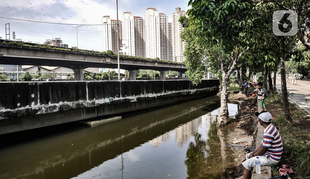 Warga saat memancing di Kali Ancol, Jakarta Utara, Kamis (11/3/2021). Kali Ancol menjadi wisata alternatif warga, terutama bagi yang hobi memancing untuk menghabiskan waktu liburan. Selain orang dewasa, sejumlah anak-anak pun terlihat asyik memancing di Kali Ancol. (merdeka.com/Iqbal S. Nugroho)