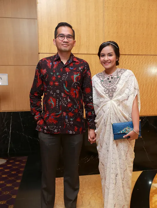 Pesinetron Intan Nuraini memilih kaftan brokat putih untuk busana malamnya, dan suaminya, Donny Azwan Putra, mendampingi dirinya dengan gagah dalam balutan batik. 9Galih W. Satria/Bintang.com)